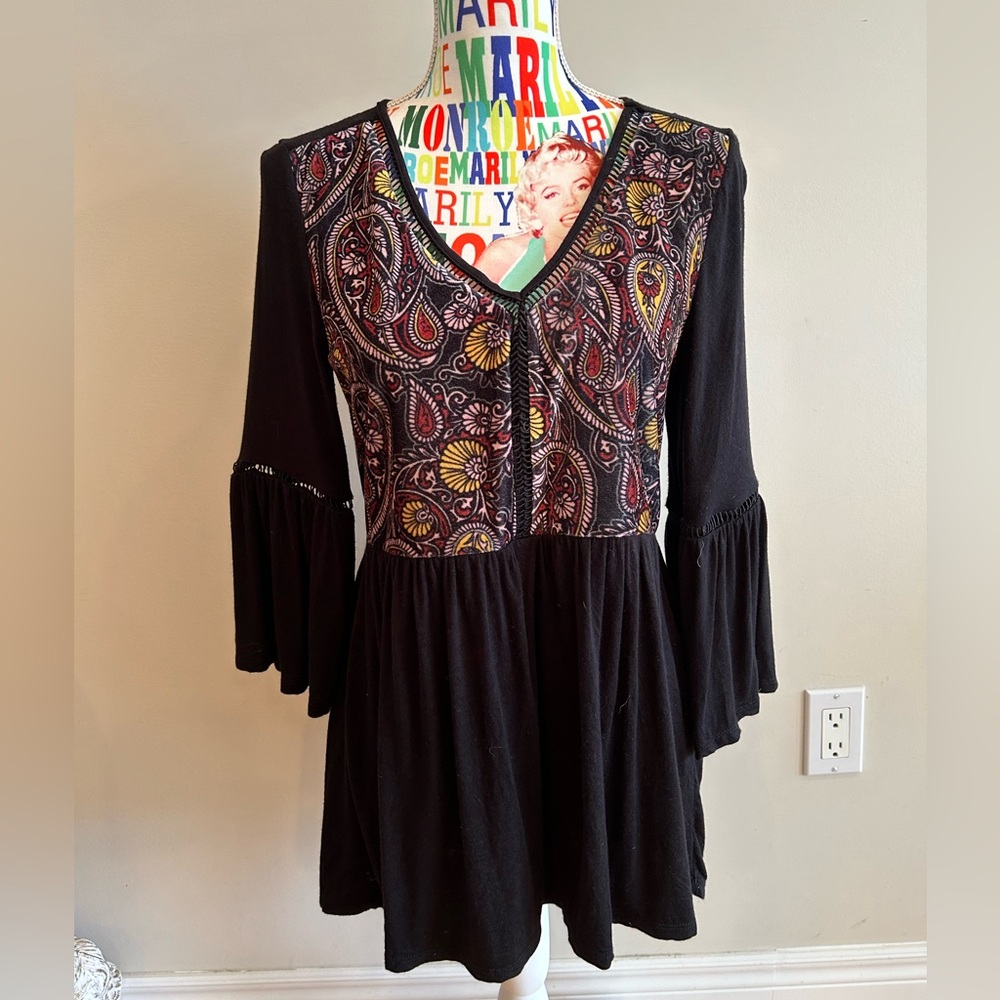 💥SALE💥beautiful black velvet Isela brand top. Excellent condition. PTP 18